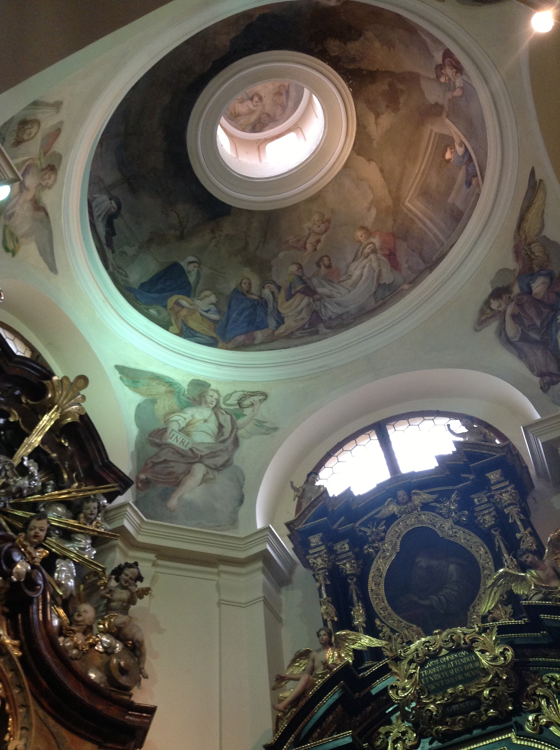 pohled do kupole kaple P. Marie Bolestné s freskou Oplakávání Krista