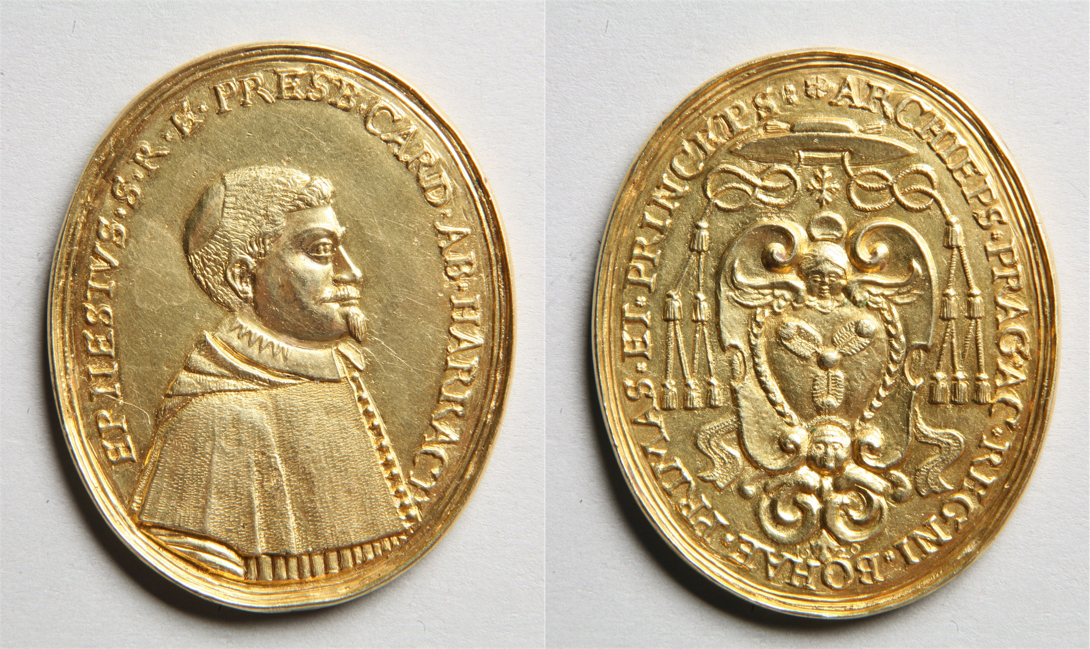 zlatá pamětní medaile arcibiskupa Arnošta Vojtěcha z Harrachu