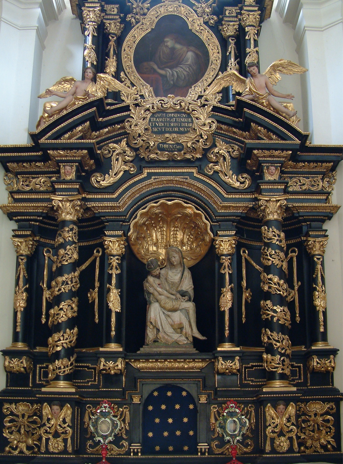 Gotická socha Piety na hlavním oltáři v kapli P. Marie Bolestné