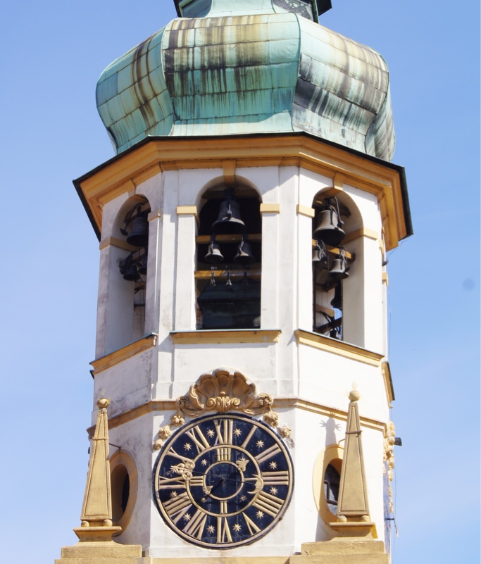 hodinová věž v průčelí