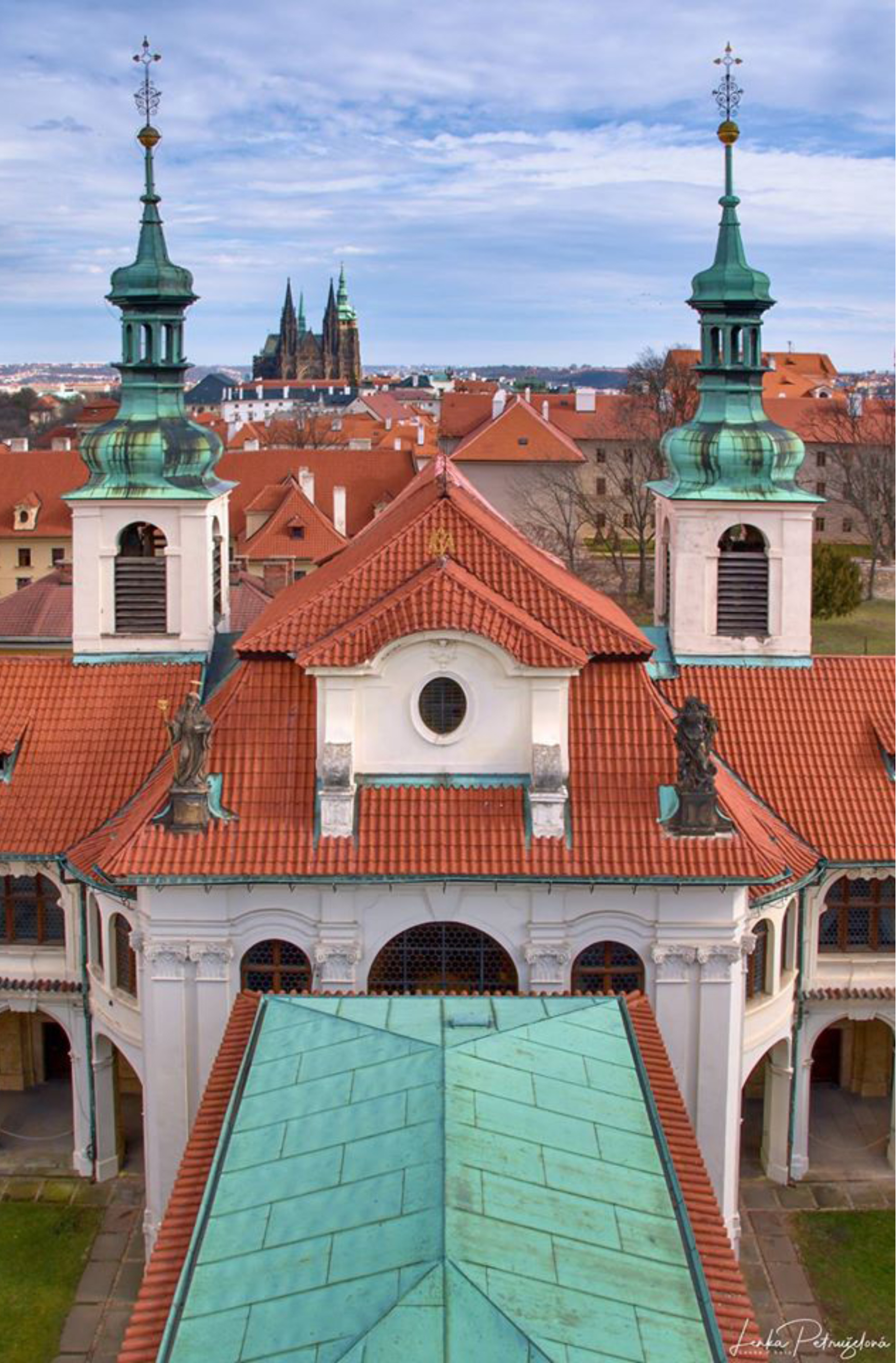 pohled na kostel Narození Páně z hodinové věže Lorety, foto Lenka Petruželová