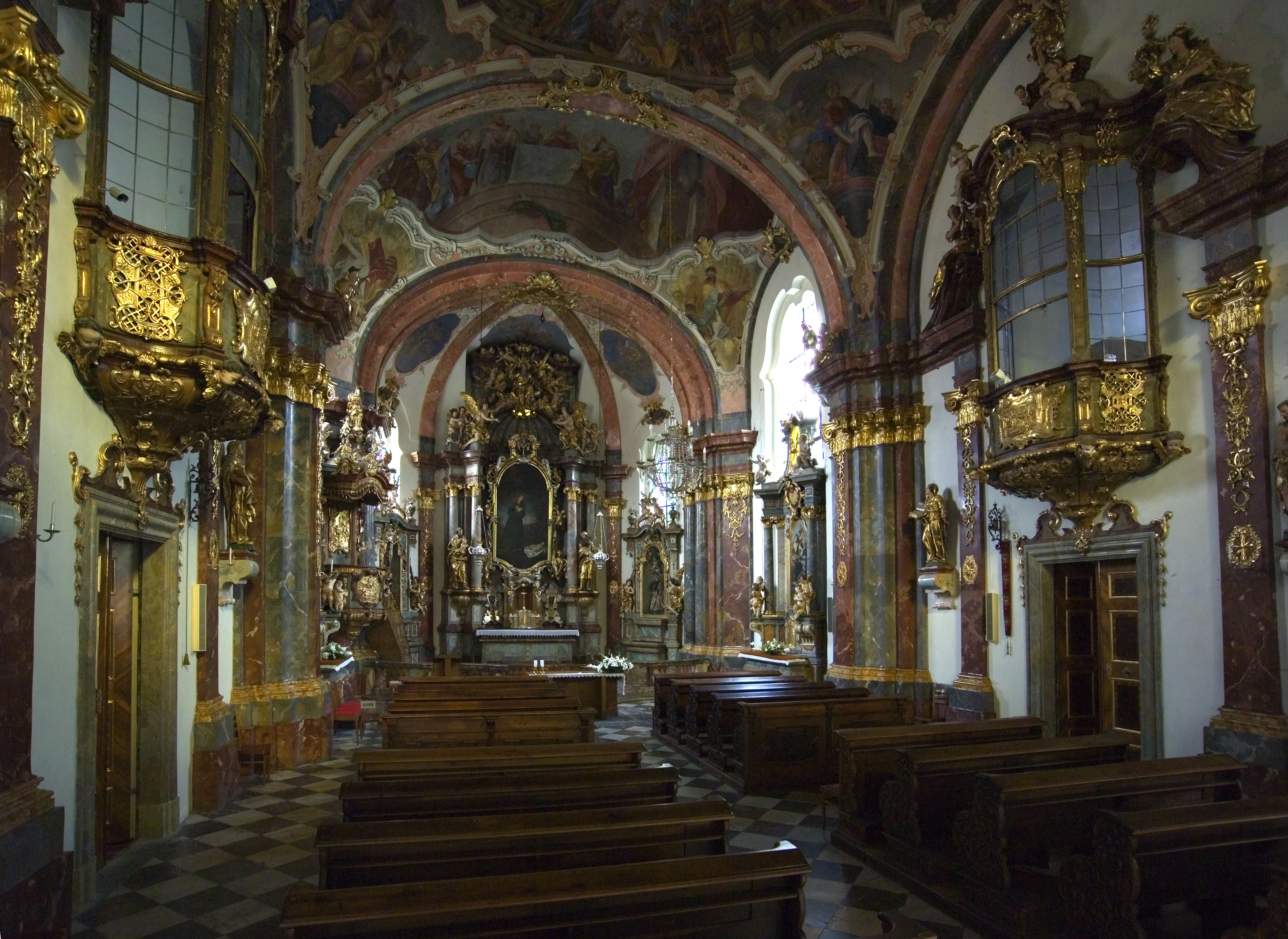 Pohled do interiéru loretánského kostela Narození Páně